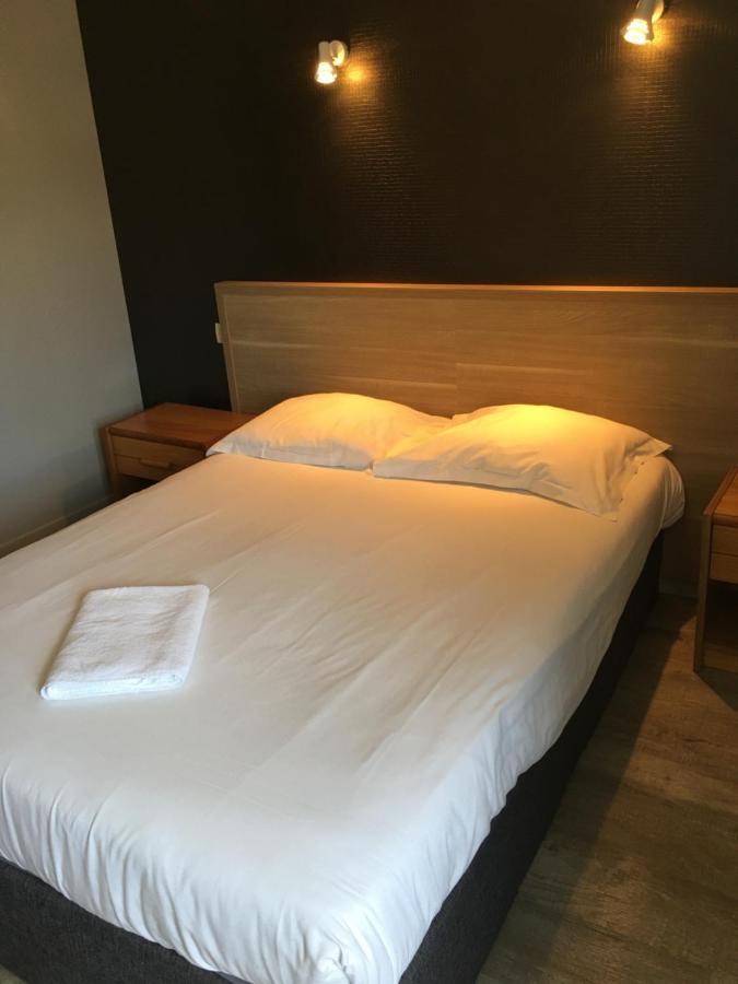 Hotel Le Bretagne Et Restaurant Le Papillon Gorron ภายนอก รูปภาพ